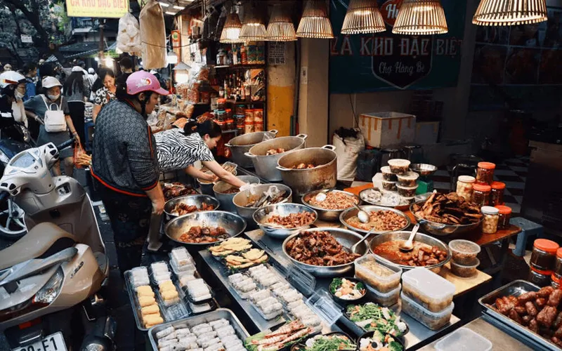 A typical Hàng Bè Market food stall with fresh cooked dishes food market hanoi