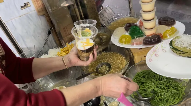 Fresh cups of chè being made at a local market stall Chè is a street food market hanoi