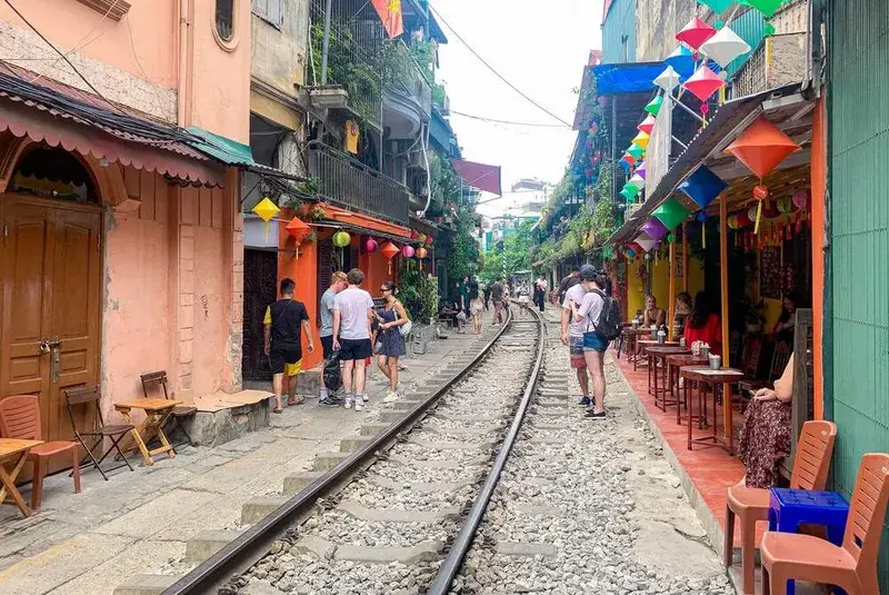 what to see in hanoi in 3 days - Hanoi Train Street