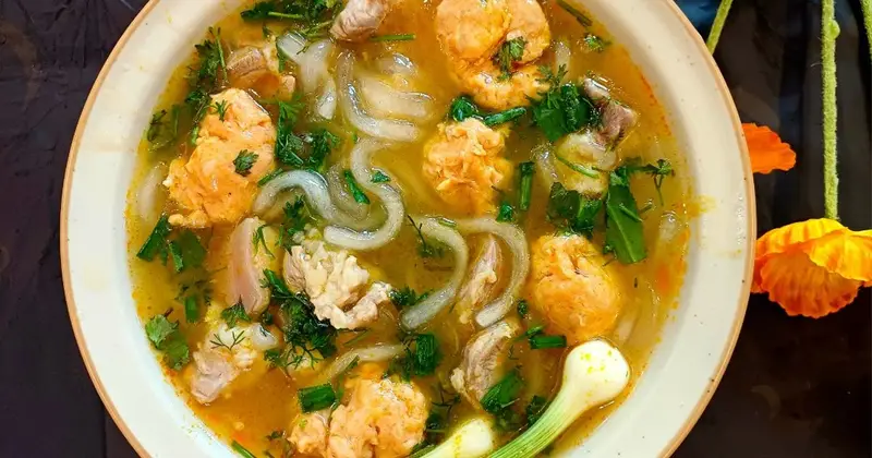 Banh canh cua best street food hue vietnam