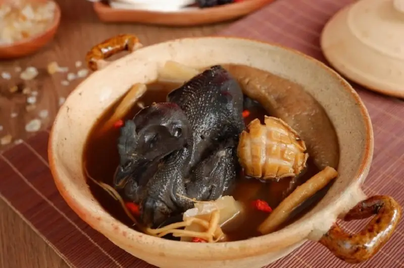 Black chicken cooked with mountain herbs Gà đen Sapa - black chicken with herbs