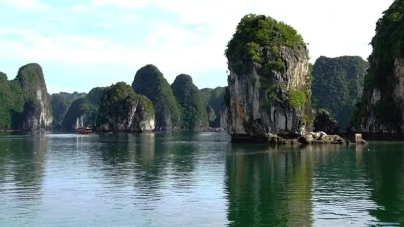 Ha Long Bay best halong bay tours for backpackers