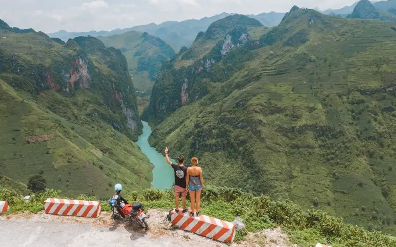 Scenic stop overlooking Nho Que River valley How many days are ideal for the Ha Giang Loop?
