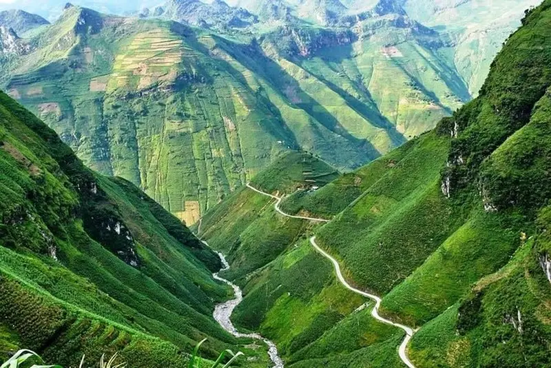 Winding roads in Ha Giang mountains hanoi to ha giang