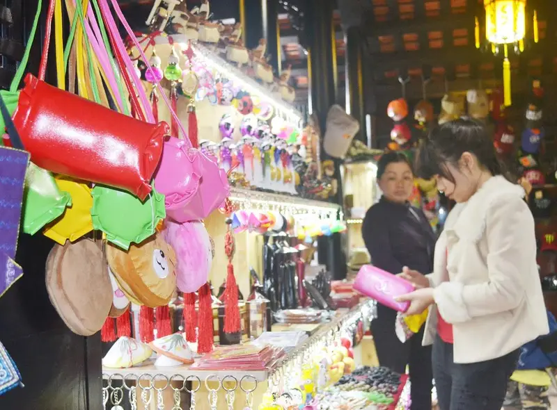 Hue Night Market Guide for Backpackers: Location, Food, Hours and Tips hue market