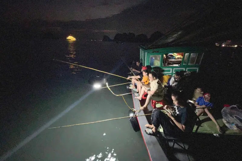 squid fishing halong bay