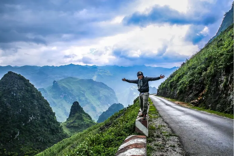 Traveler enjoying Ma Pi Leng mountain scenery things to do in ha giang