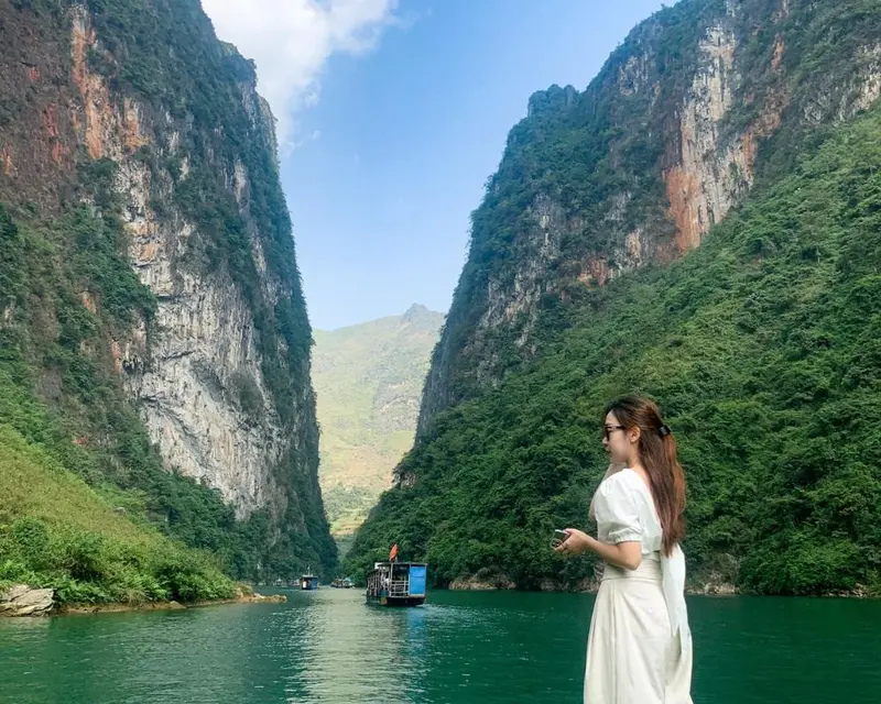 Traveler enjoying calm waters of Nho Que things to do in ha giang