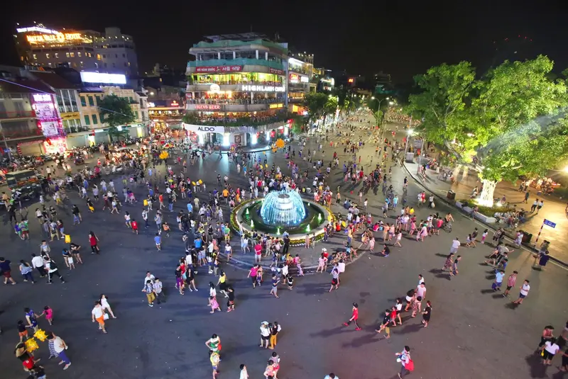 what to do in hanoi at night