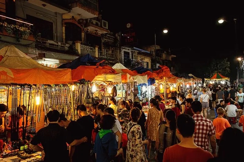 things to do in hanoi at night