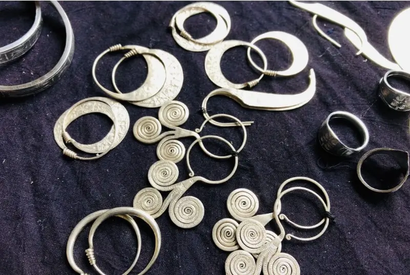 Traditional Hmong silver rings and earrings Embroidered bags, scarves and accessories what to buy in sapa